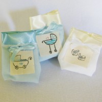 Sacchetti portaconfetti in satin e cotone con quadretto con tema 'Nascita'